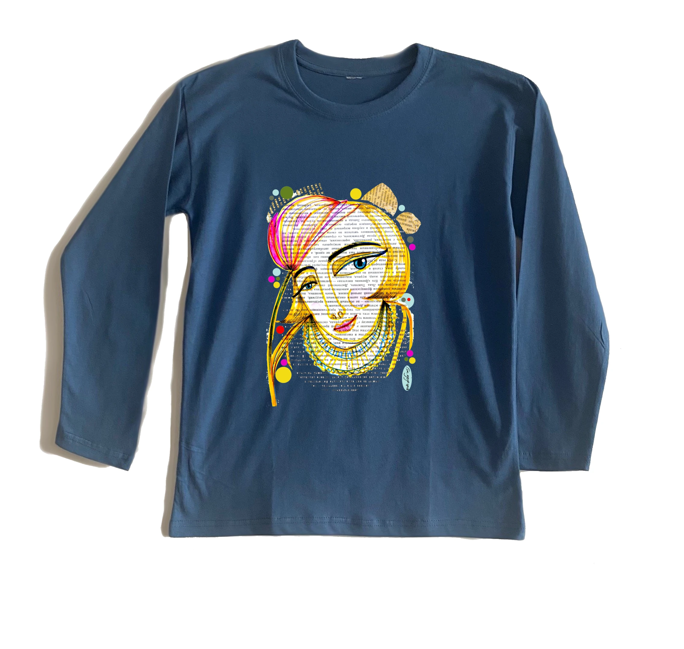 חולצה ארוכה אישה על נייר עיתון חולצה ארוכה אישה על נייר עיתון