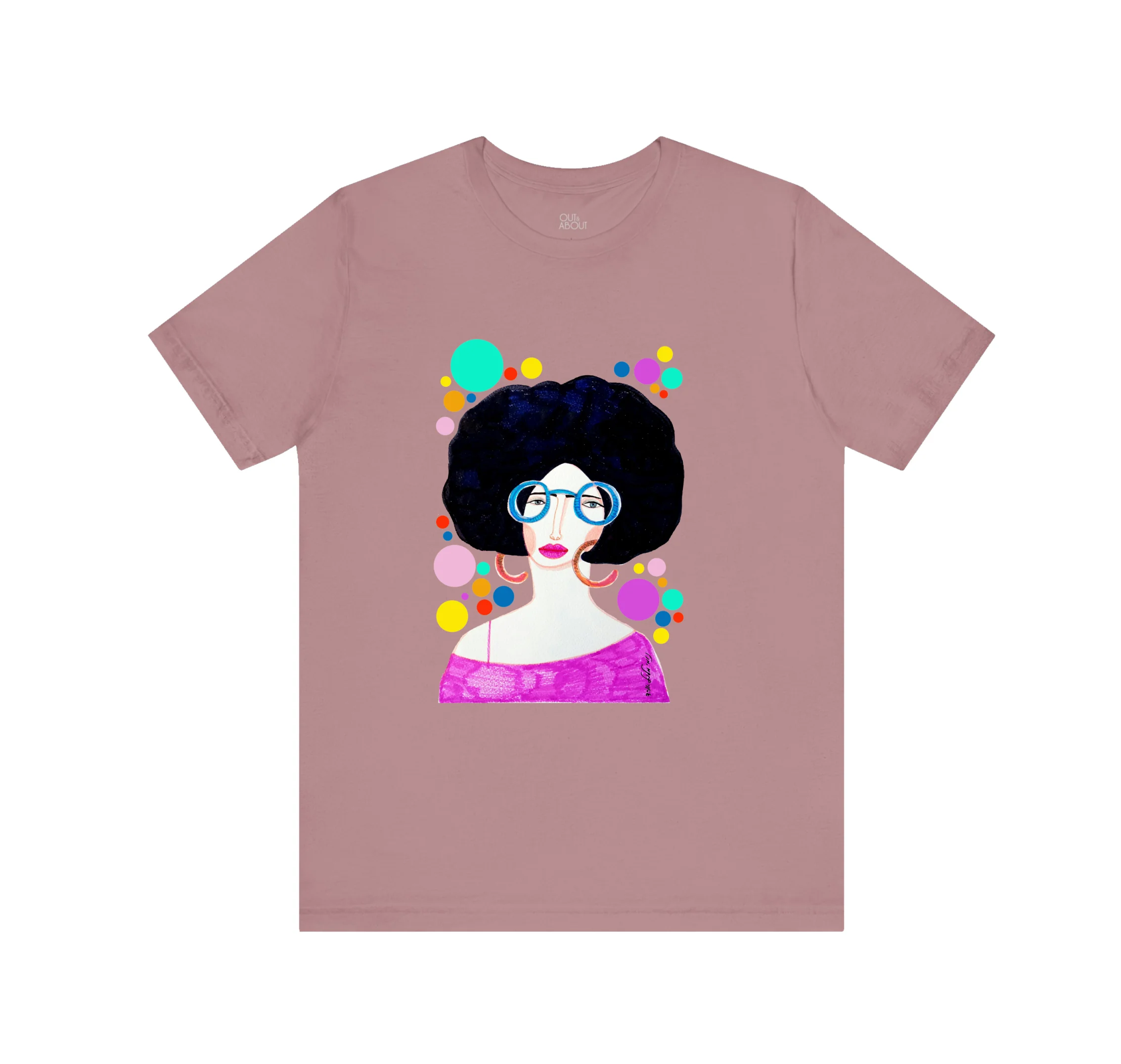 בייסיק טי אישה עם משקפיים