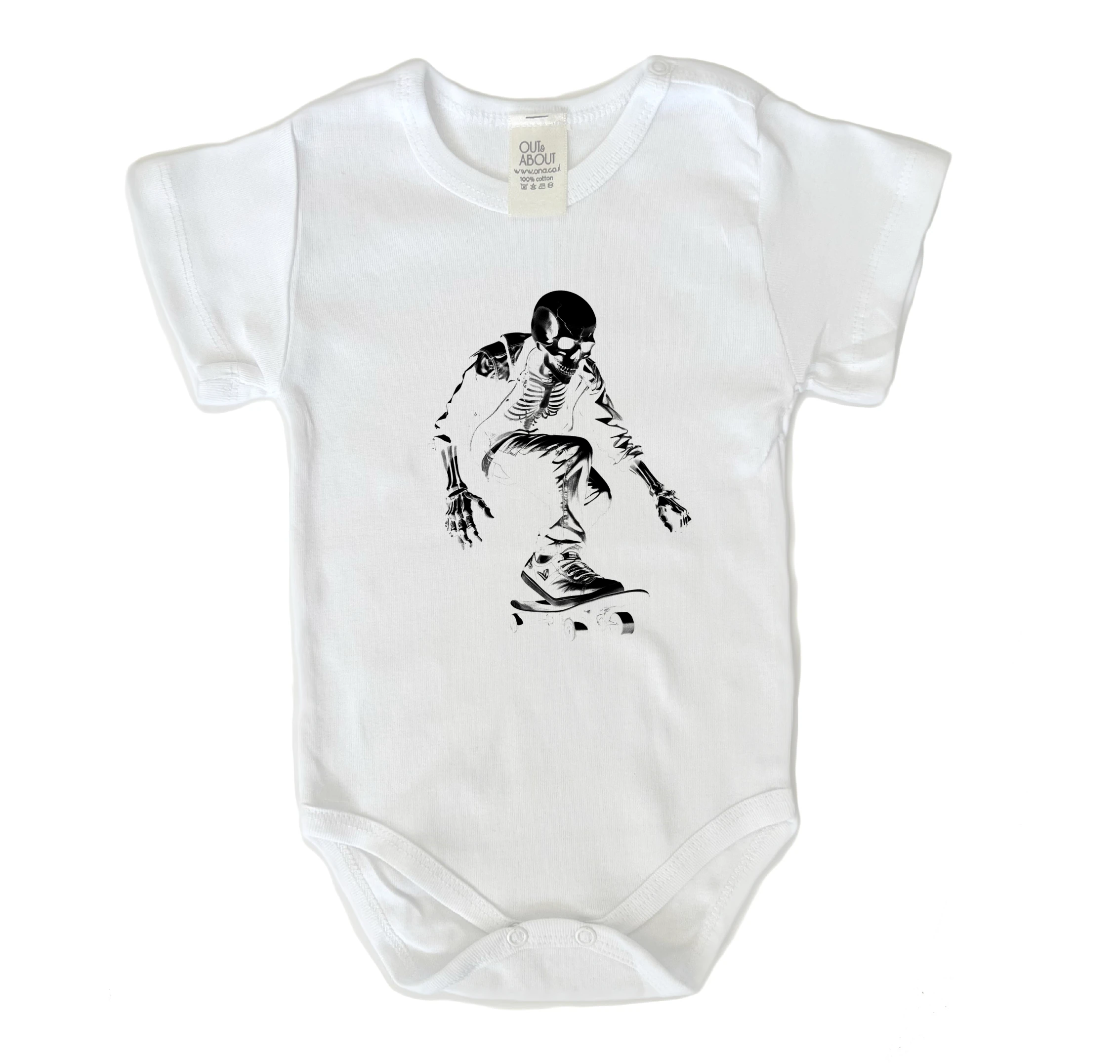 בגד גוף שלד על סקייטבורד בגד גוף שלד על סקייטבורד