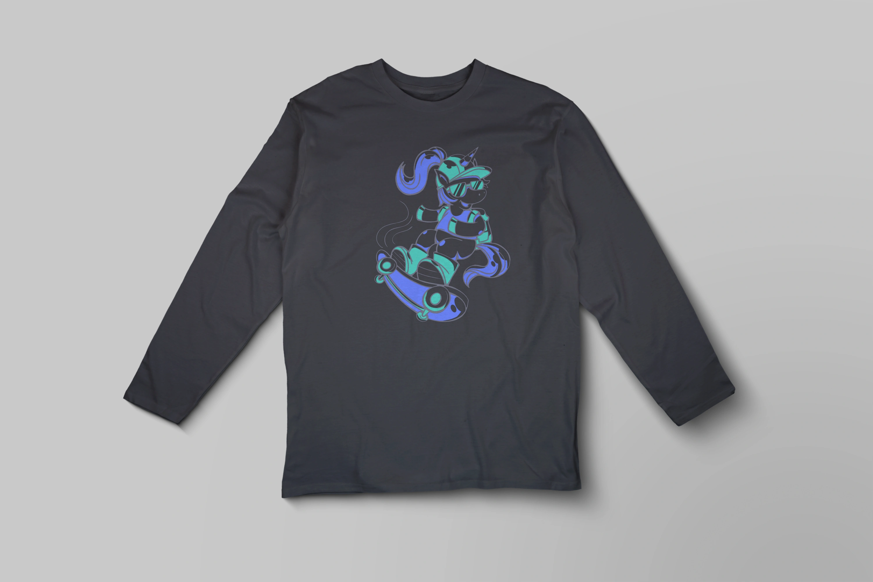 חולצה ארוכה חד קרן על סקייטבורד