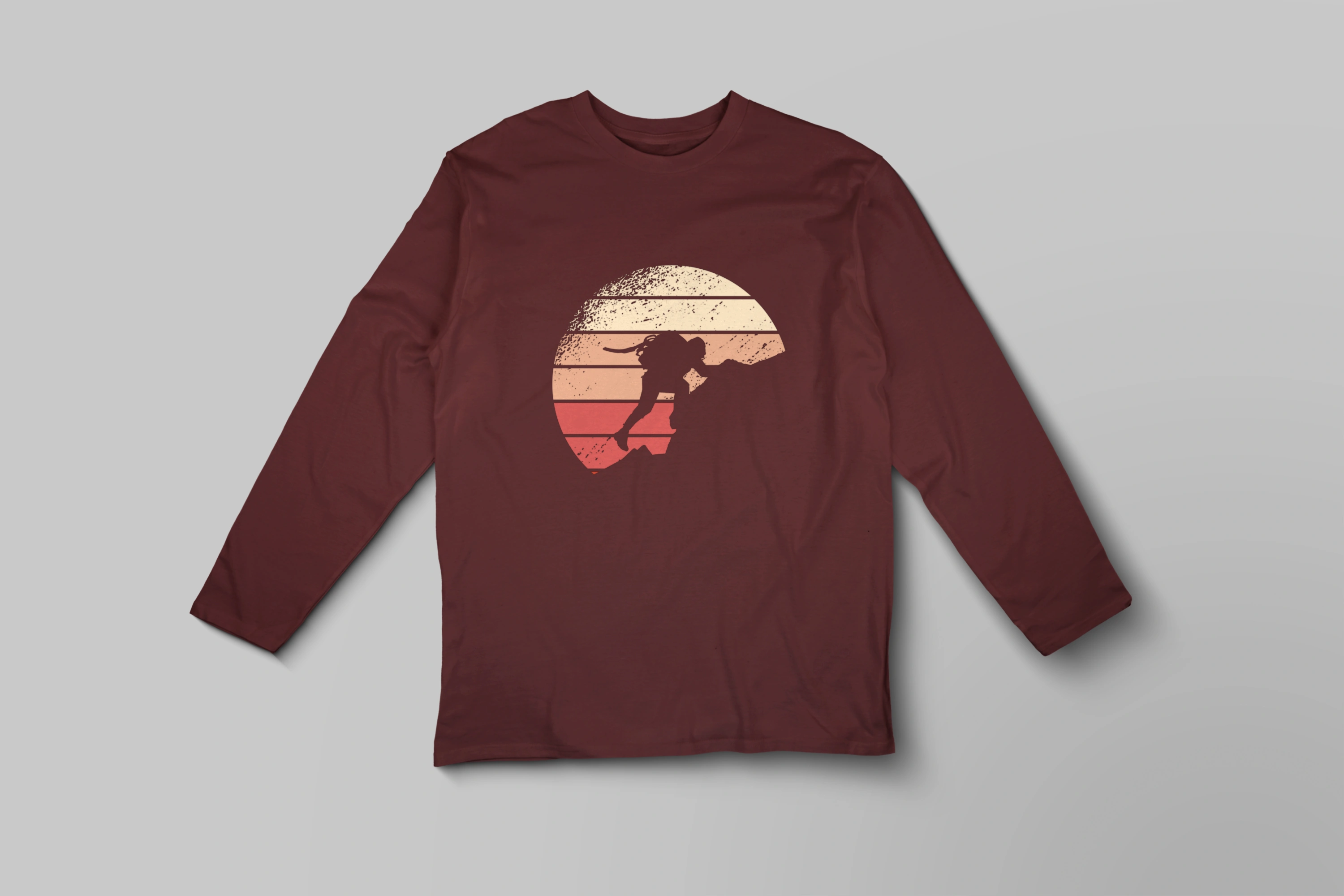 חולצה ארוכה טיפוס על אבנים