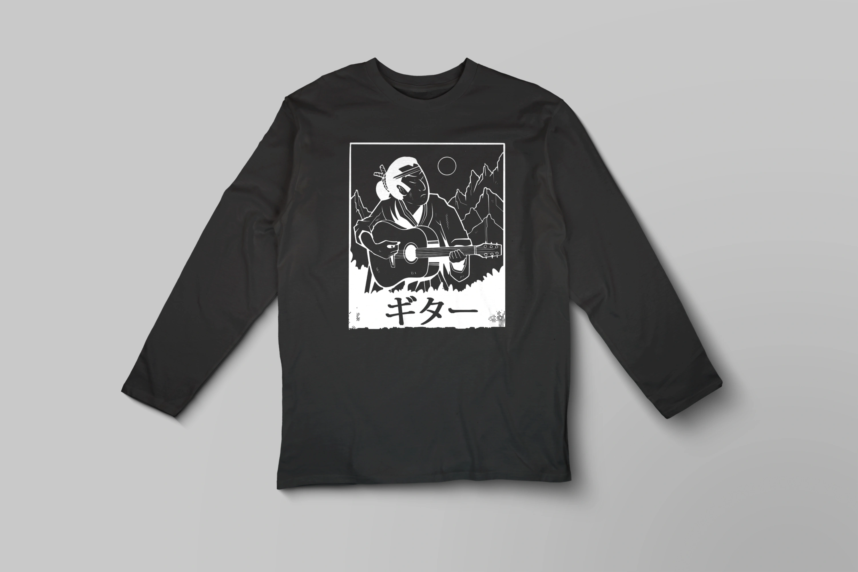 תצוגה חלופית של חולצה ארוכה סמוראי מנגן בגיטרה