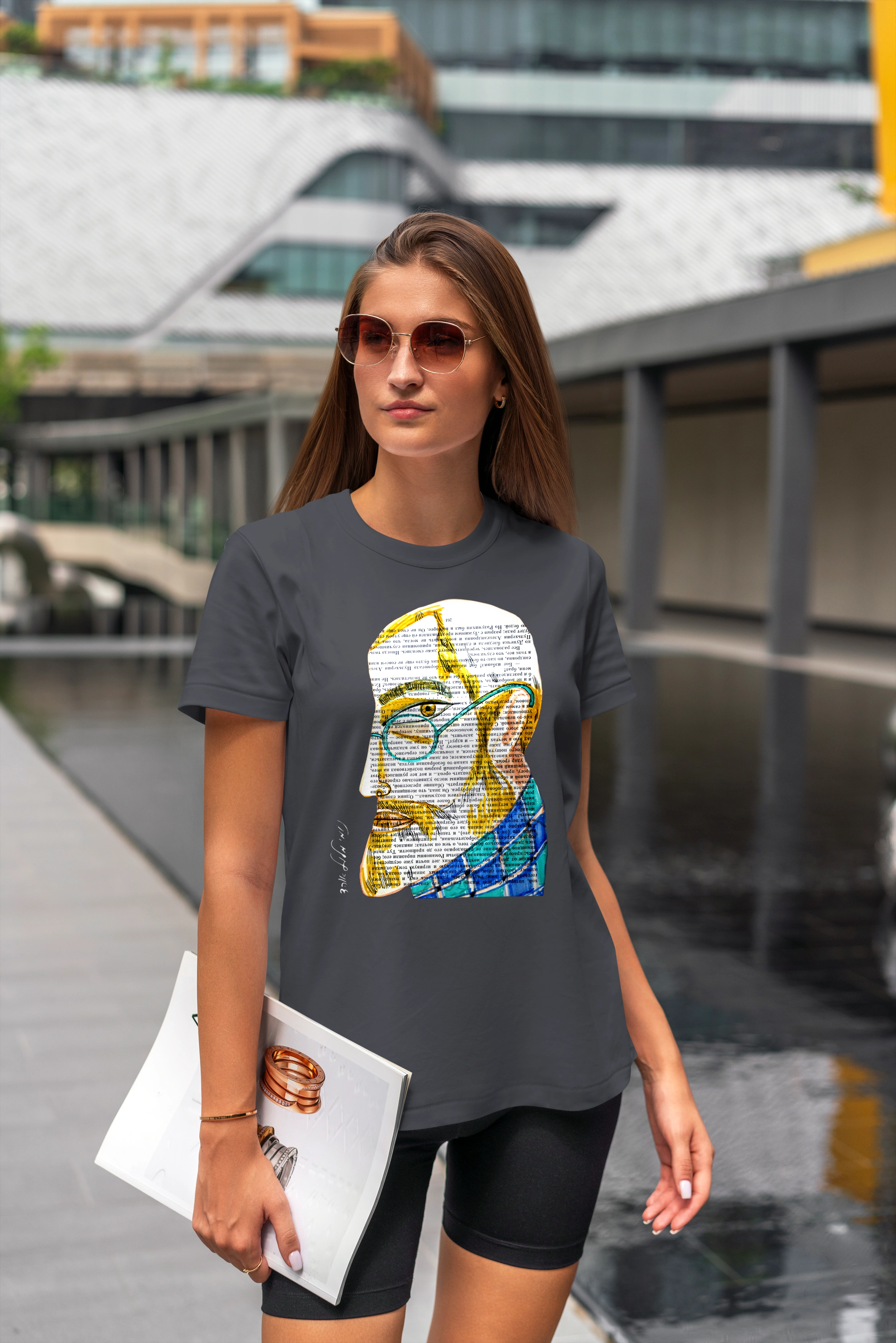 תצוגה חלופית של חולצה גבר על עיתון