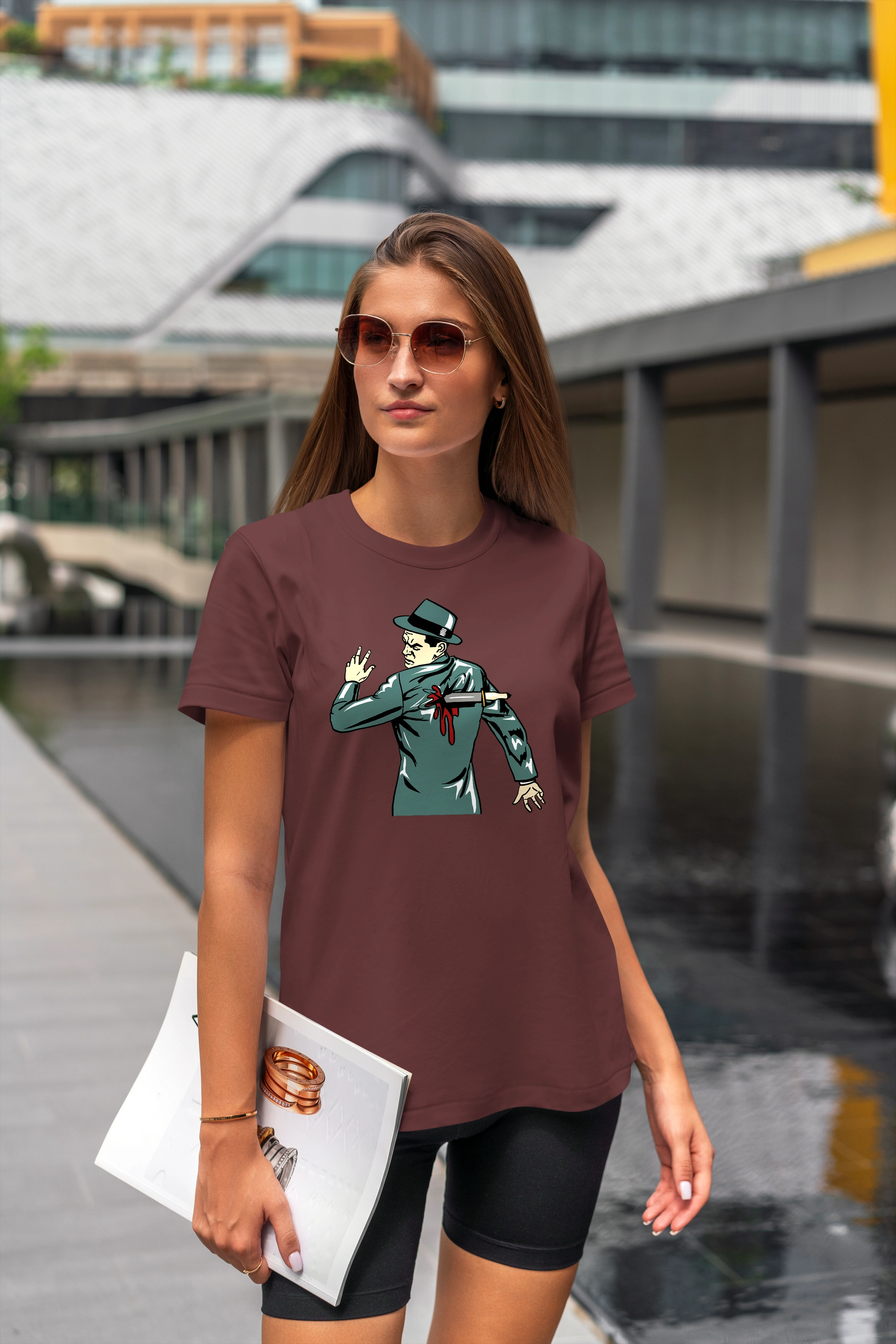 חולצה סכין בגב