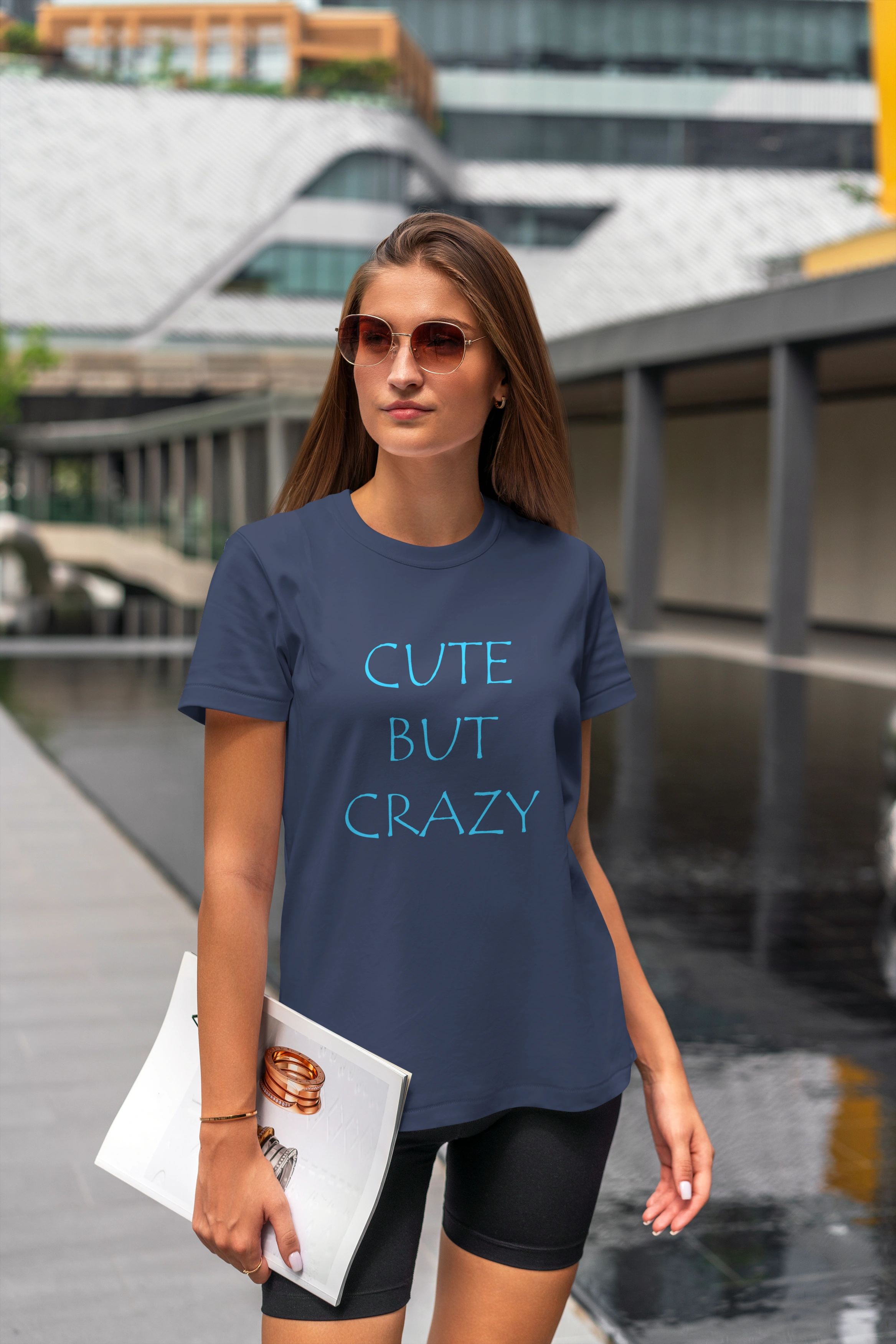 תצוגה חלופית של חולצה cute but crazy