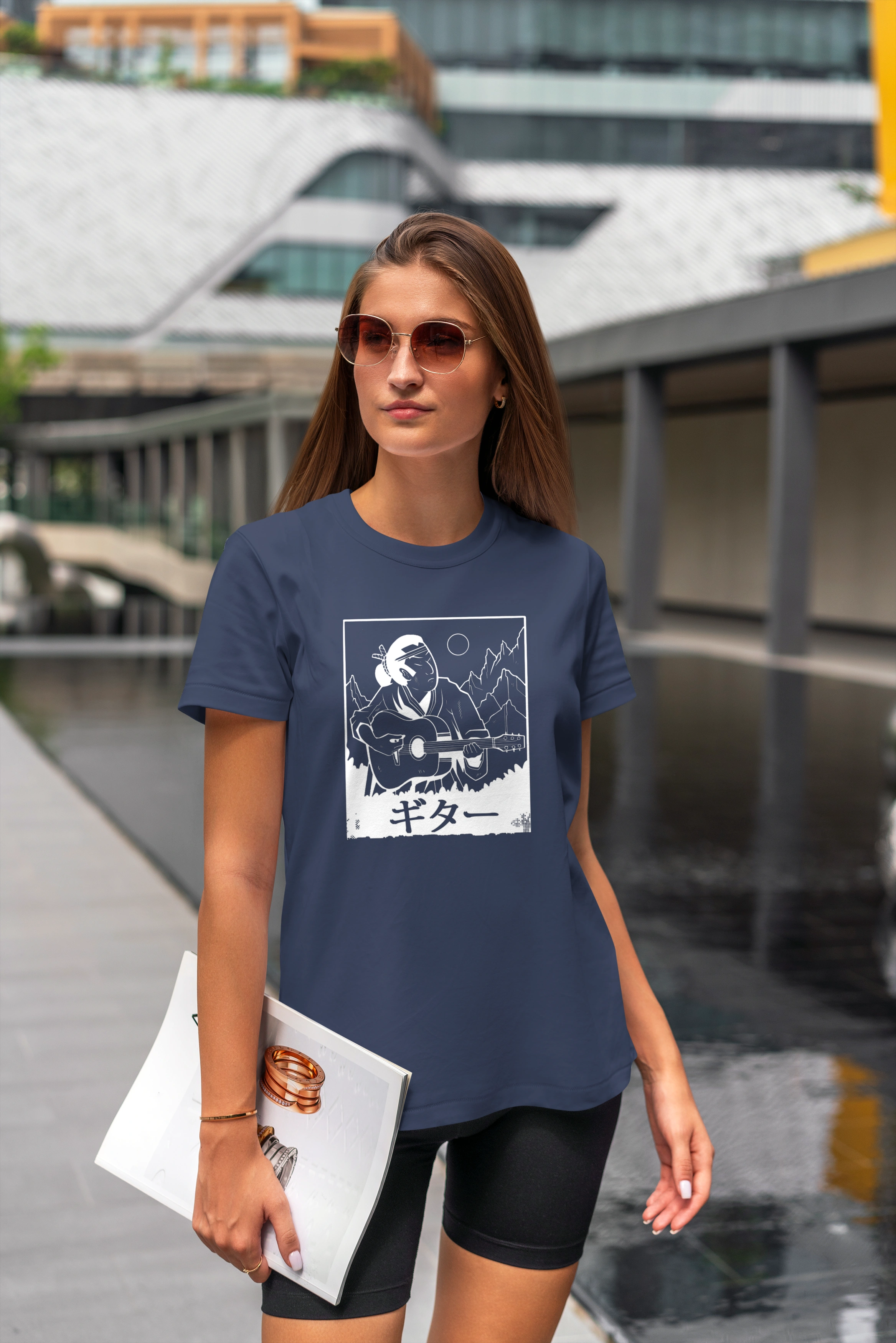 תצוגה חלופית של חולצה סמוראי מנגן בגיטרה