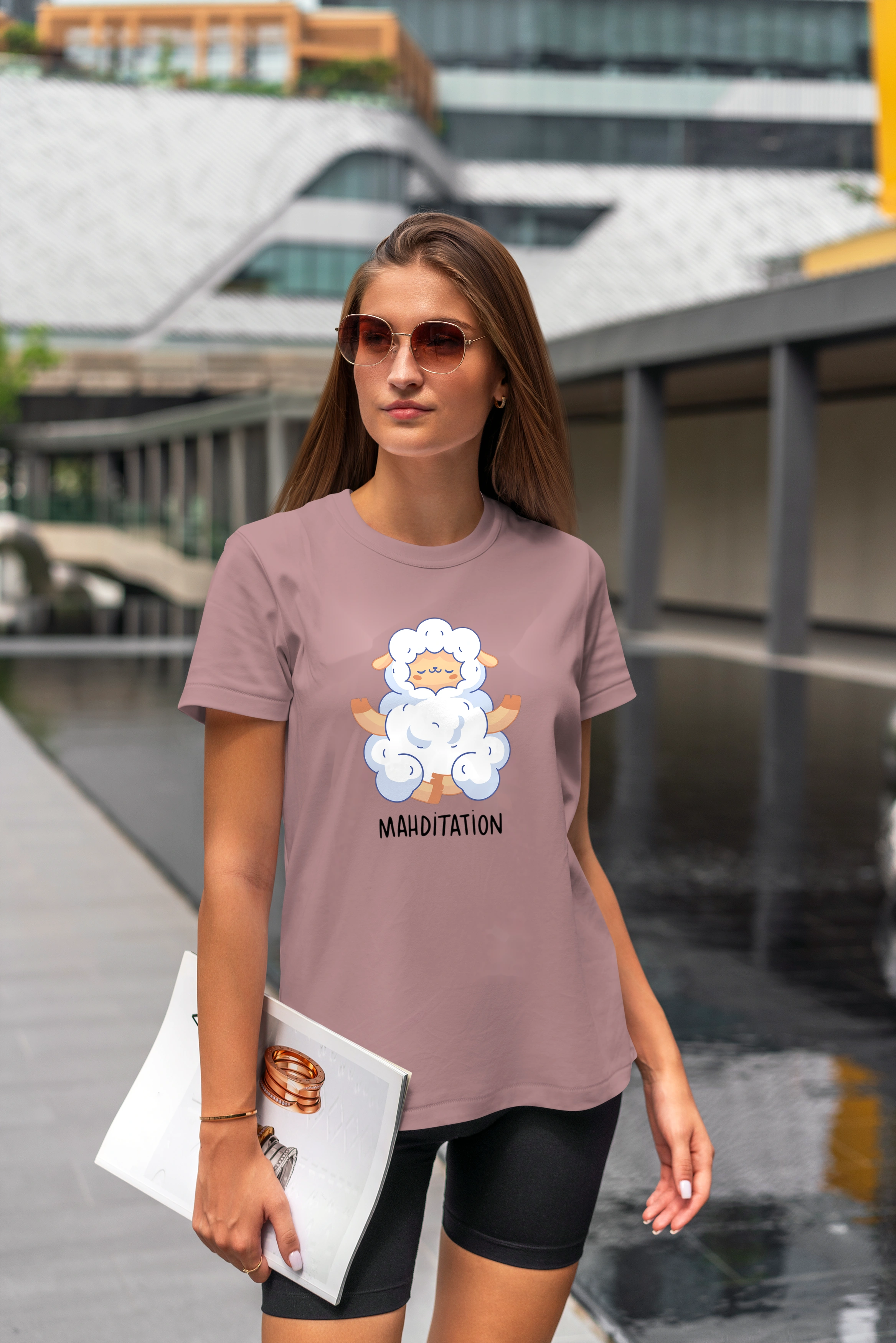 חולצה כבשה במדיטציה