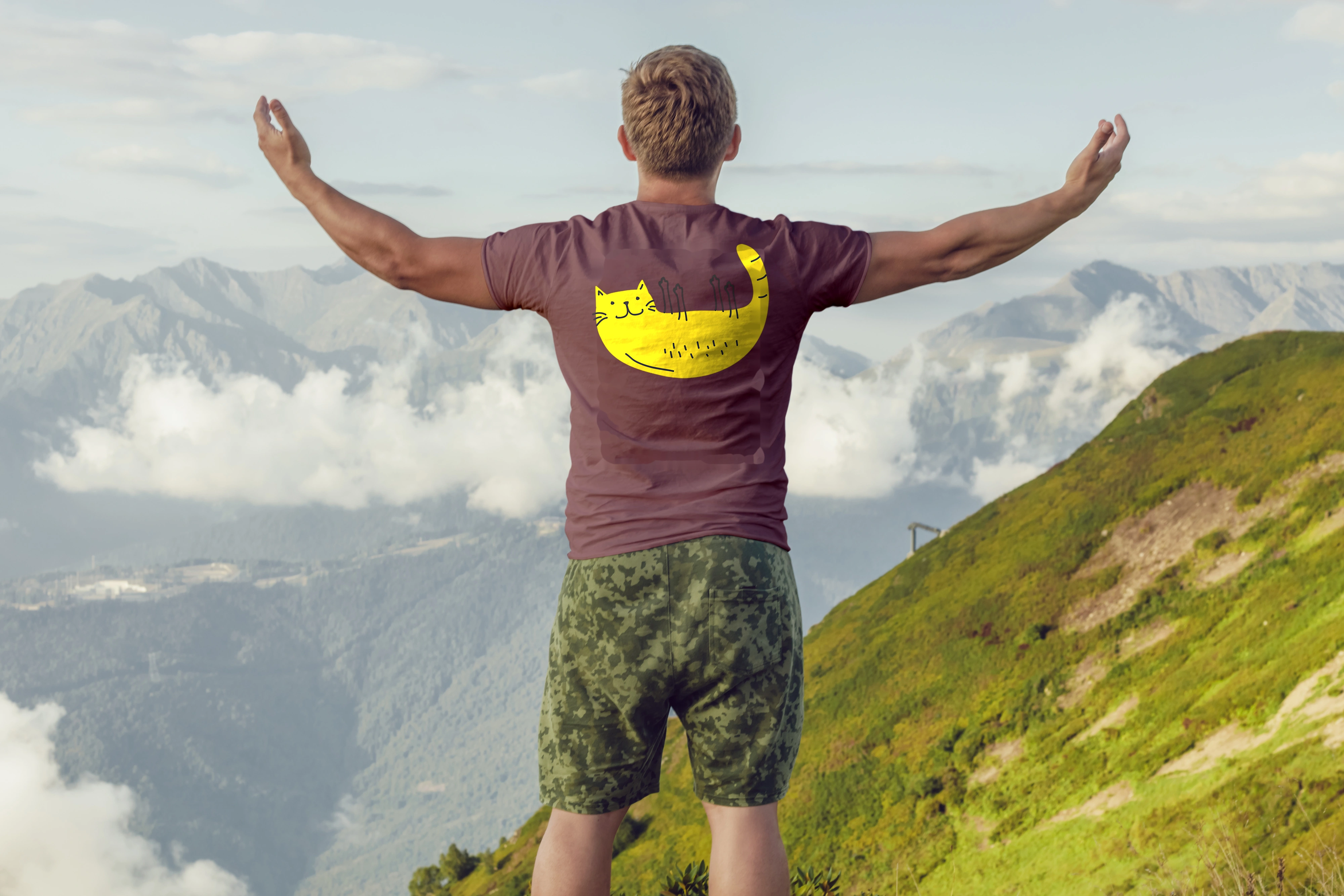 חולצה חתול על הגב