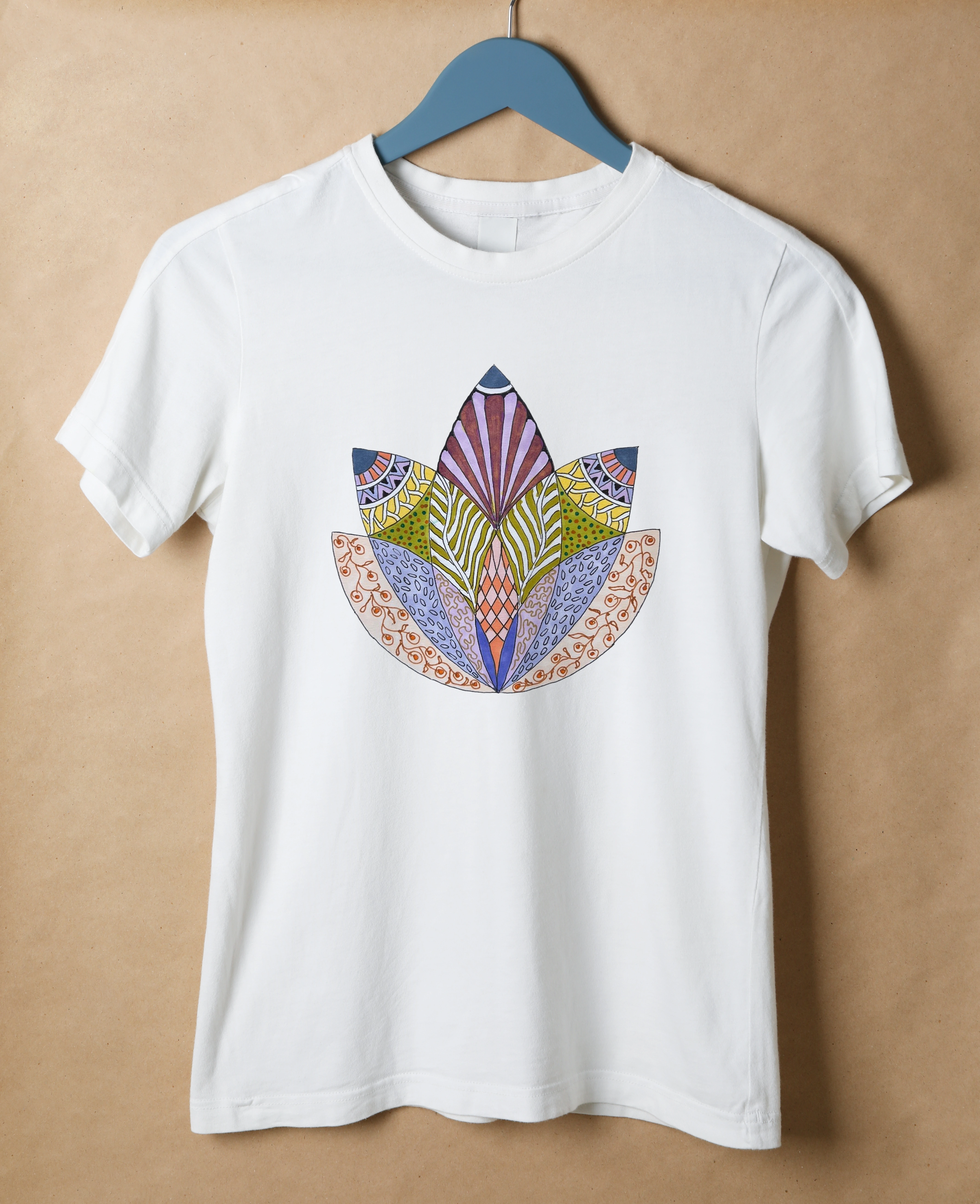 תצוגה חלופית של חולצה מנדלת לוטוס