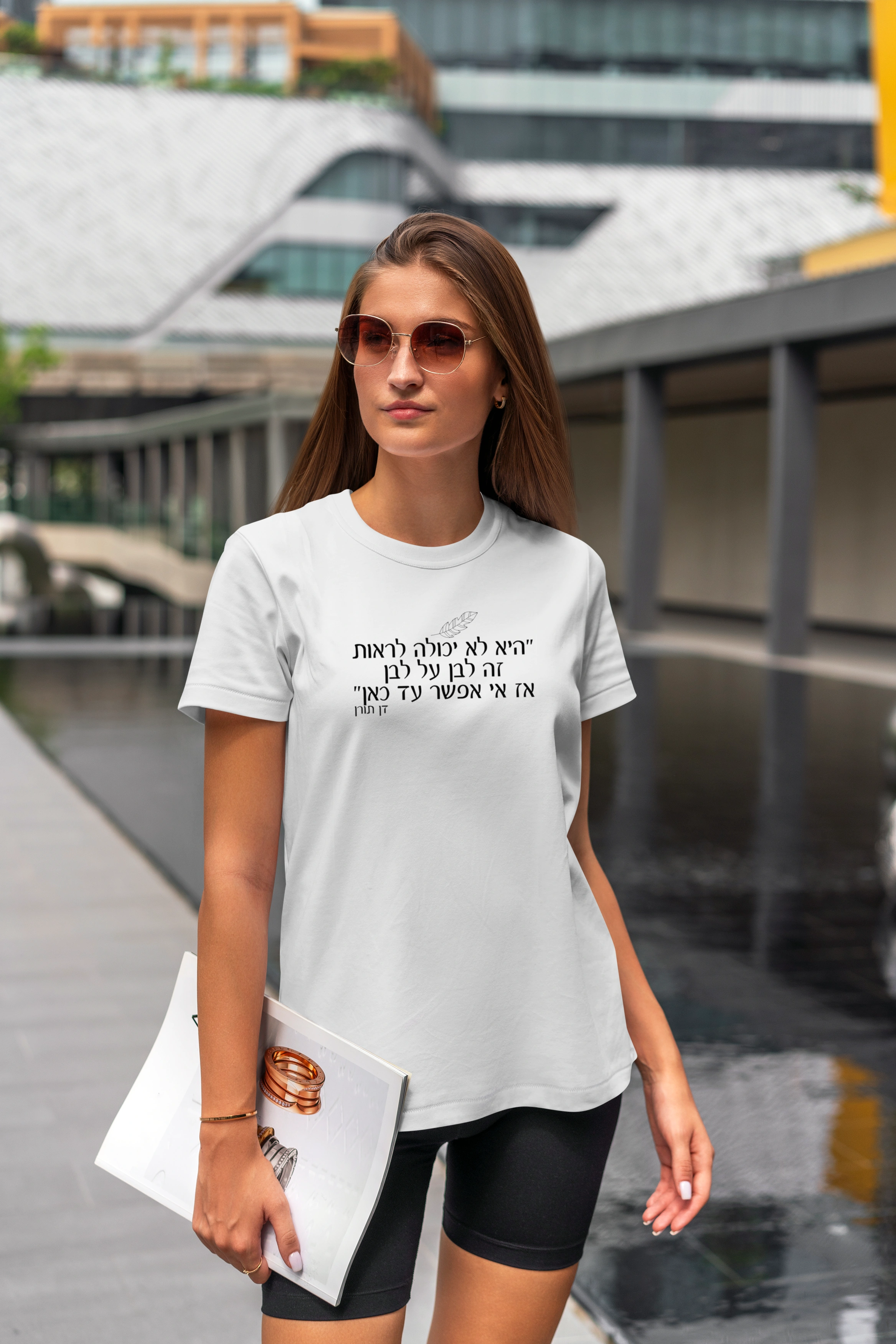 תצוגה חלופית של חולצה לבן על לבן